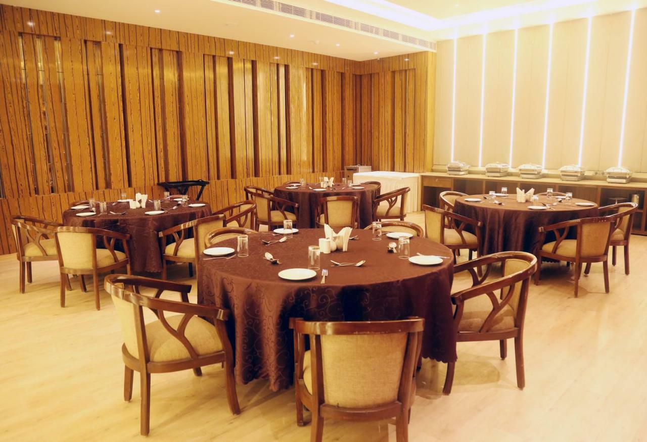 Om Clarks Inn Raebareli Exterior foto