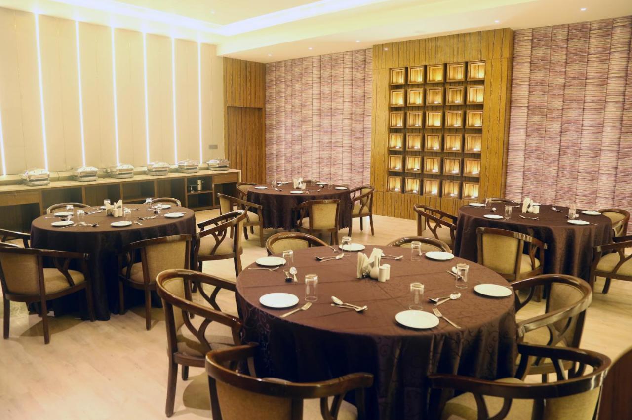 Om Clarks Inn Raebareli Exterior foto